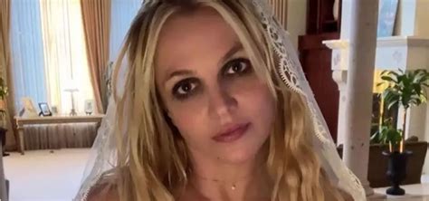 Britney Spears posts sizzling nude shot from bathtub